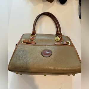 Classic Dooney & Bourke hand bag.Good used condition shows some wear